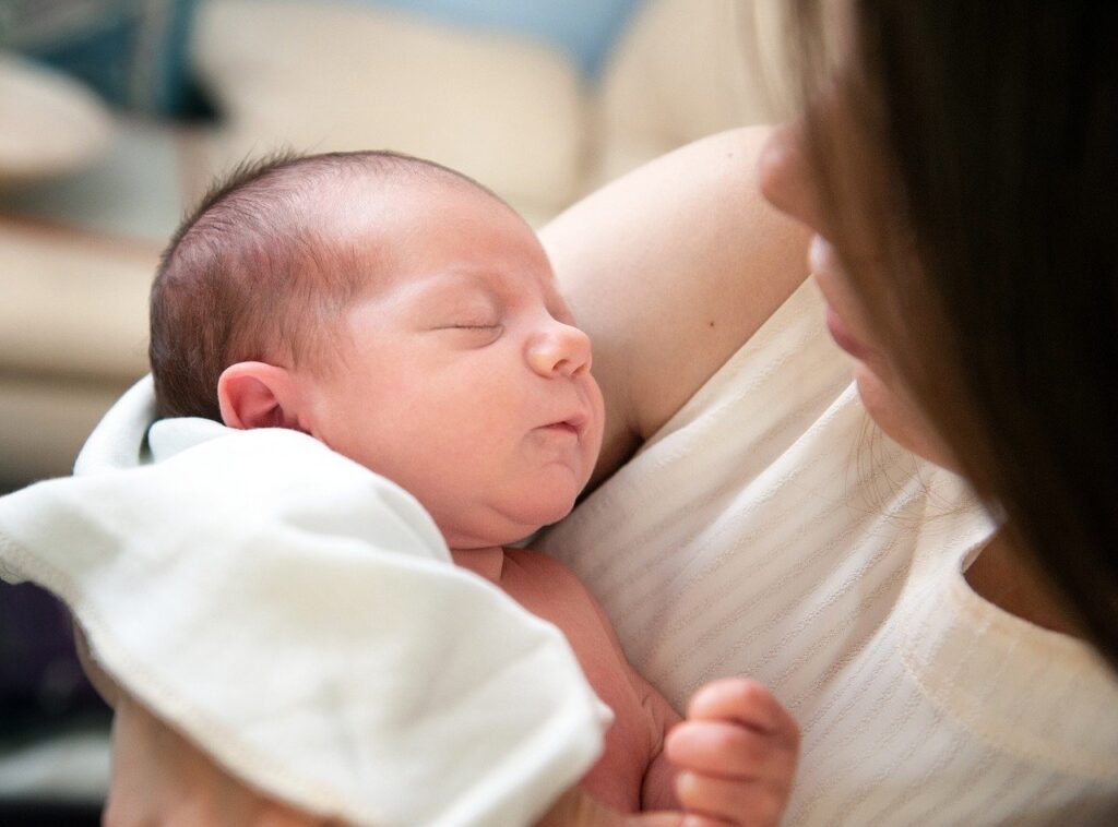 Ibu melahirkan dan bayi perlu dilindungi di masa pandemi Corona (Gambar oleh Iuliia Bondarenko dari Pixabay)