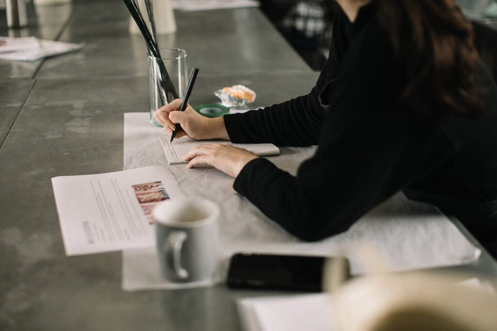 Standart Kemapanan (Foto oleh Lina Kivaka dari Pexels)