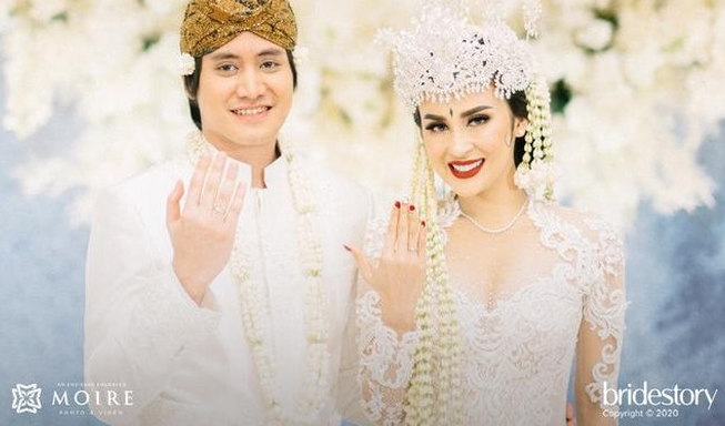 Kevin Aprilio dan Vicy Melanie (Foto: Moire Photo/ Bridestory/ Dok. Instagram Kevin Aprilio)