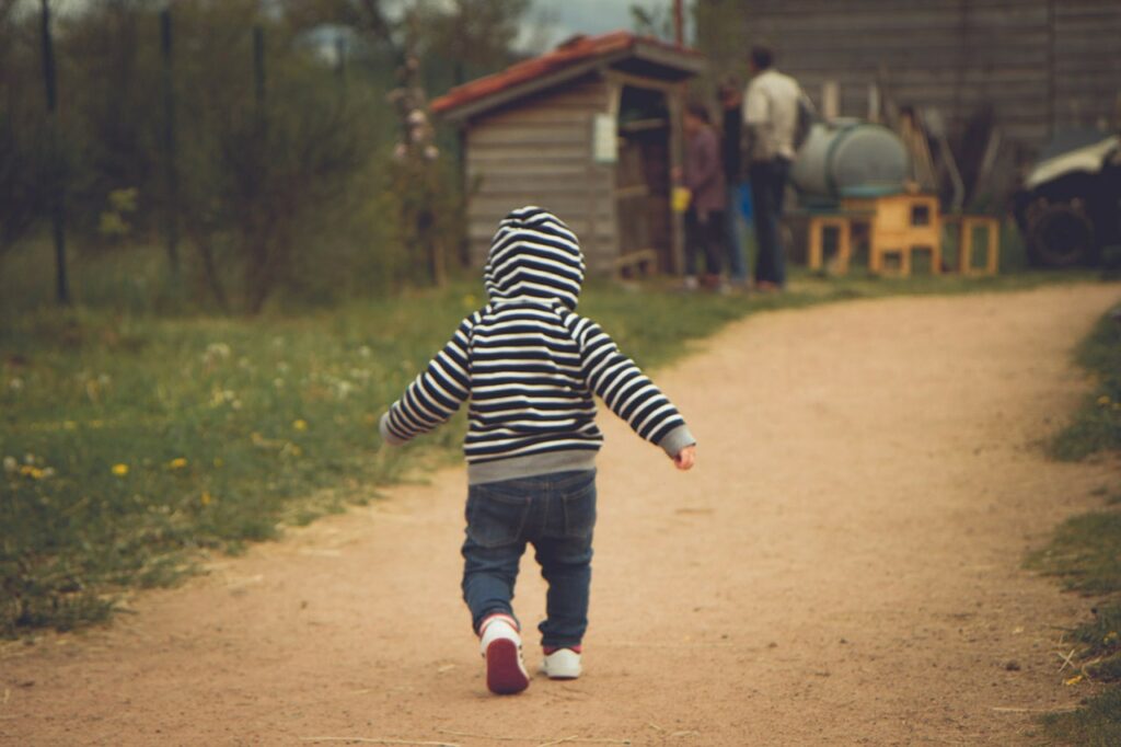 Anak Belajar Jalan (Foto oleh Guillaume-d2 dari Pixabay)