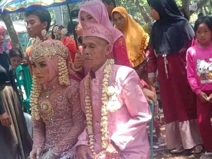 Pernikahan Abah Sarna dan Noni menikah (Foto: Facebook/Agus Suryajaya)